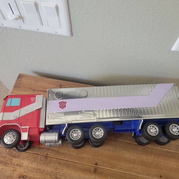 Transformers Rise Of The Beast Optimus Prime Popcorn Truck Bucket AMC exclusive - Picture 5 of 5